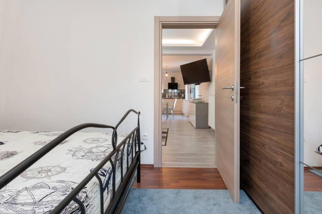 Predivan Novouredeni Apartman U Blizini Mora Баньоле Екстер'єр фото
