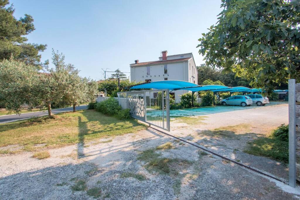 Predivan Novouredeni Apartman U Blizini Mora Баньоле Екстер'єр фото